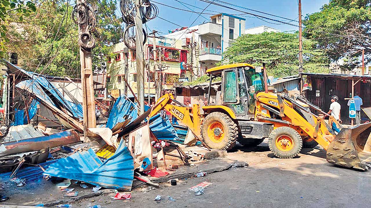 కష్టజీవులపై కాంగ్రెస్‌ కన్నెర్ర