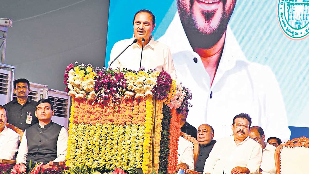 ఎమ్మెల్యే మైక్‌ కట్‌