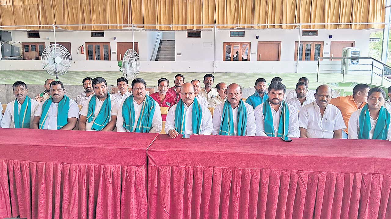 రైతులకు పరిహారం చెల్లించిన తర్వాతే పండ్ల మార్కెట్‌ పనులు చేపట్టాలి
