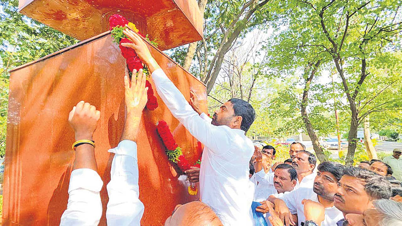 అమరుల స్తూపానికి అవమానం