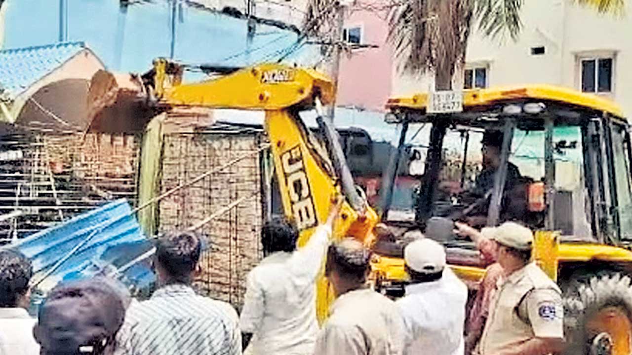 గంజాయి డాన్‌ నీతూబాయి ఇల్లు కూల్చివేత