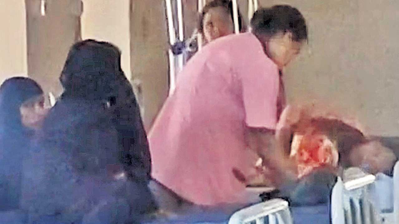 స్లైన్లు పెడుతూ.. మందులు ఇస్తూ..