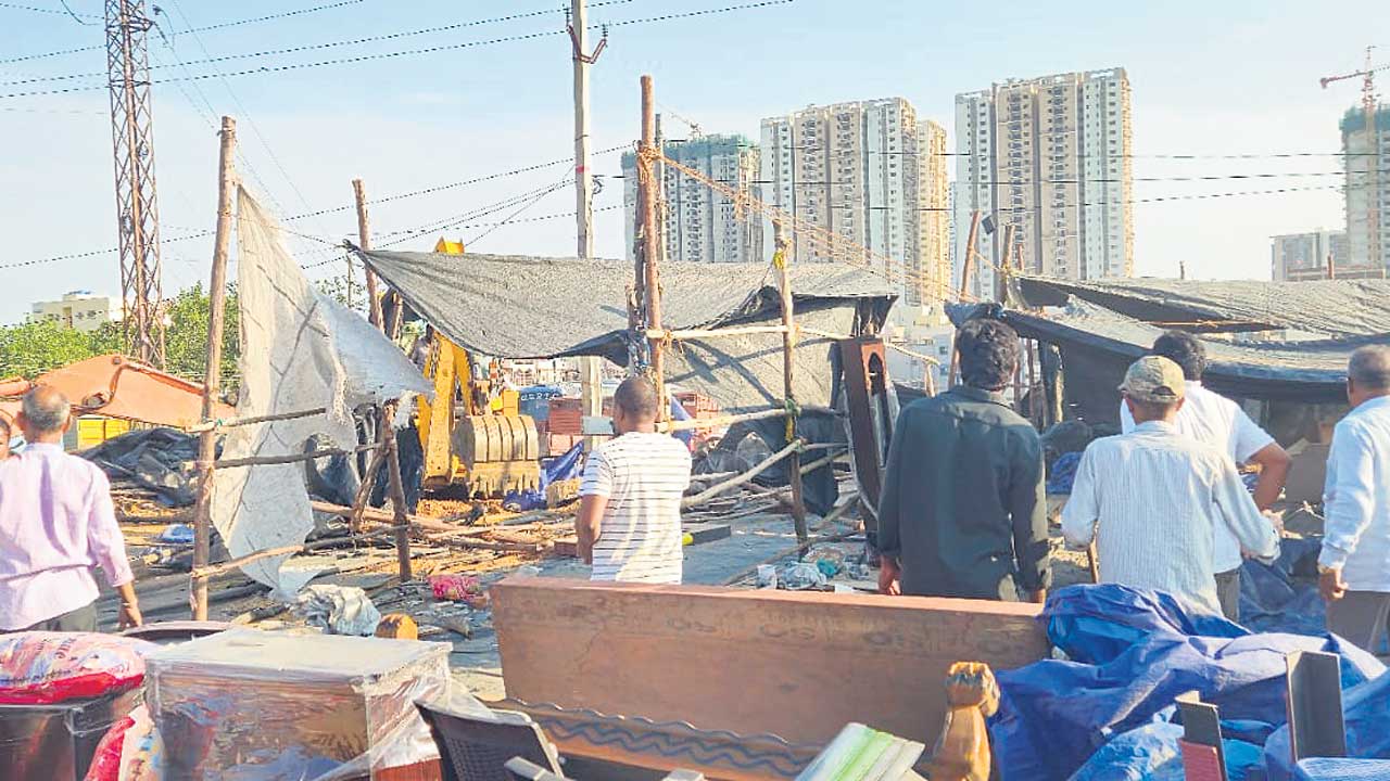 బడుగులపైకి బుల్డోజర్‌
