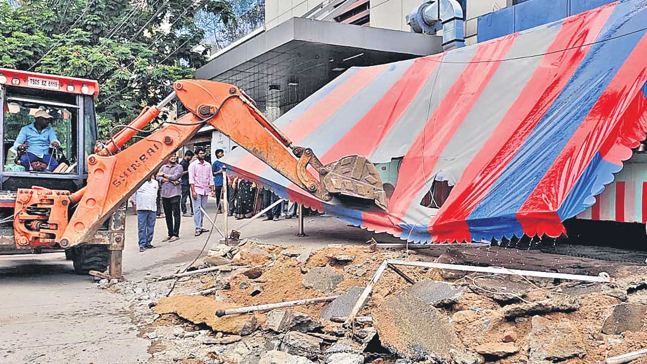 చిరు వ్యాపారాలపై మళ్లీ బుల్డోజర్లు