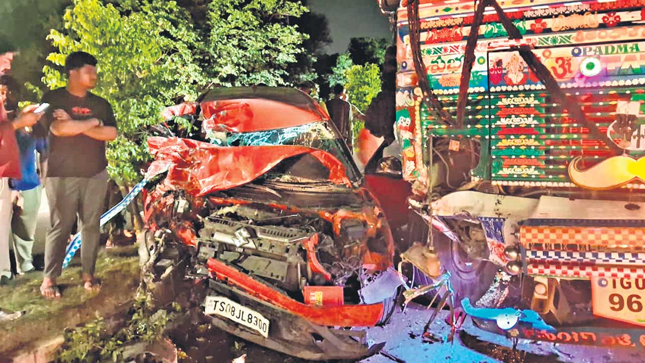 లారీని ఢీకొట్టిన కారు
