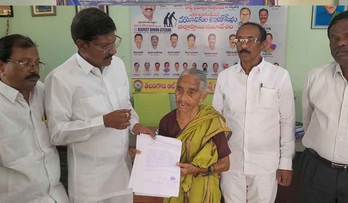 Jagityal | పెంబట్లకోనాపూర్‌లో తల్లిని ఇంటి నుండి గెంటేసిన కొడుకు, కోడలు