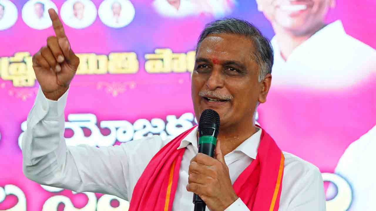 ఎగిరేది గులాబీ జెండానే..