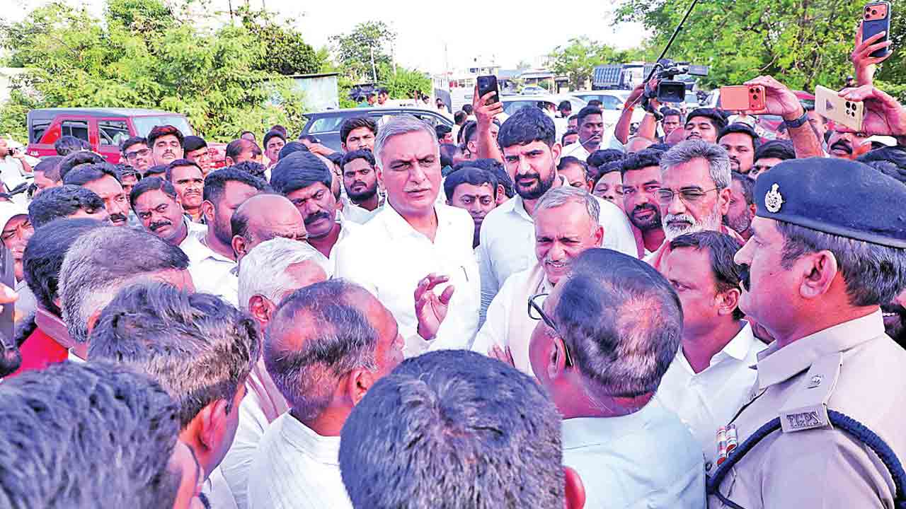 హరీశ్‌రావు బృందాన్ని అడ్డుకున్న పోలీసులు