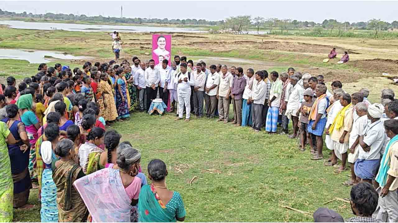 Harish Rao | ఉపాధి హామీ కార్మికుల మధ్య హరీశ్ రావు జన్మదిన వేడుకలు