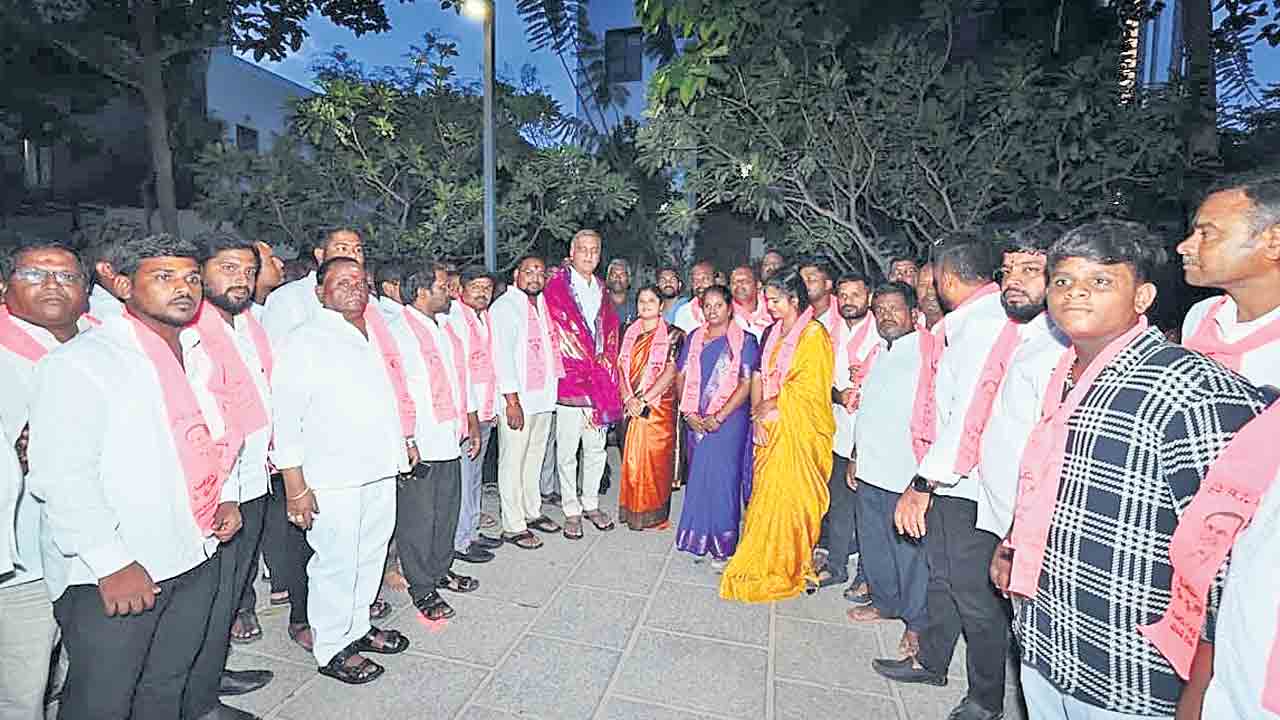 బీఆర్‌ఎస్‌లో చేరిన కాంగ్రెస్‌ నాయకులు