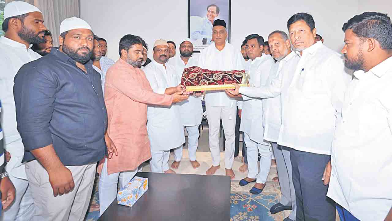 హరీశ్‌రావును కలిసిన బీఆర్‌ఎస్‌ మైనార్టీ నాయకులు