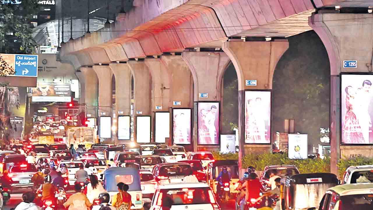 దంచికొట్టిన వాన.. ట్రాఫిక్‌ జామ్‌