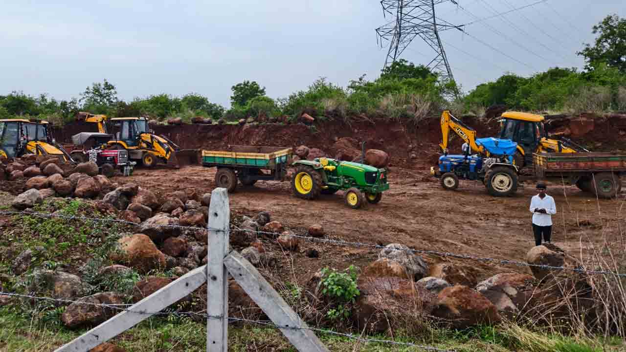Illegal Mining | ప్రైవేట్‌ రిసార్ట్‌ కోసం యథేచ్చగా.. ప్రభుత్వ భూమి నుంచి మట్టి అక్రమ రవాణా
