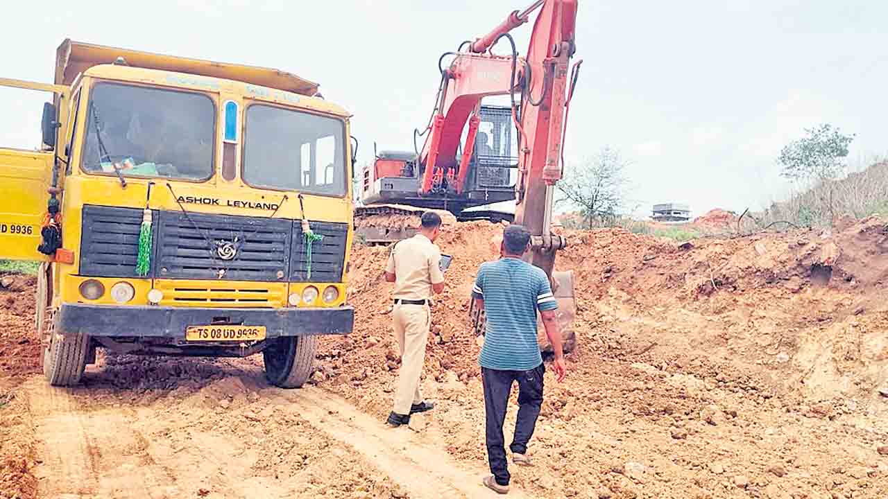 అక్రమంగా ఇసుక, మొరం తరలింపు