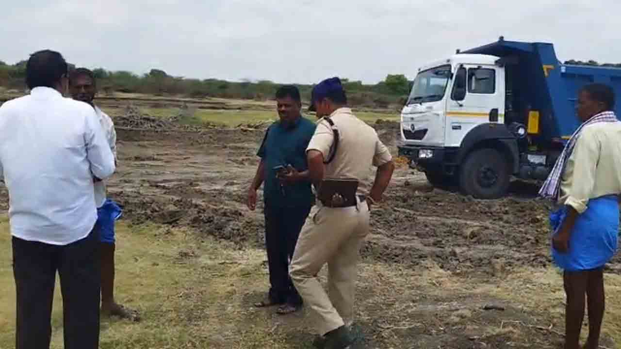 నల్లమట్టి.. కొల్లగొట్టి