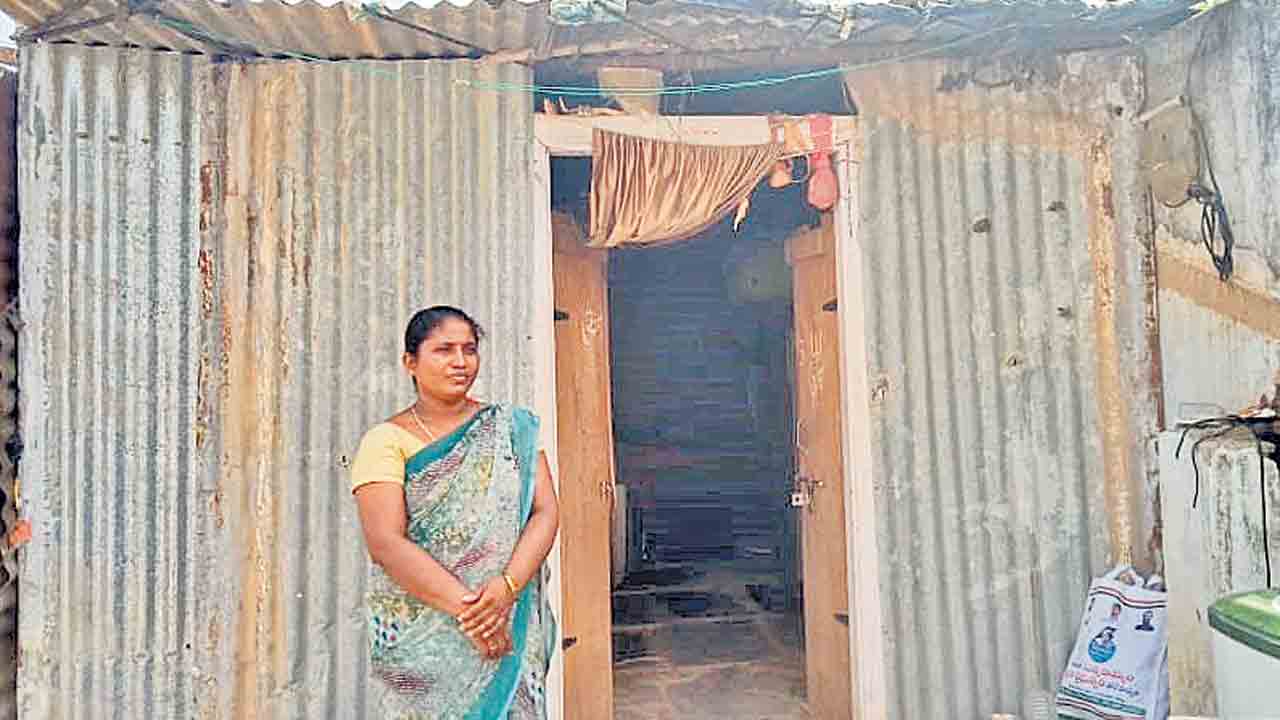 ఇందిరమ్మ పేరుతో కాంగ్రెస్‌ నాయకుడి మోసం