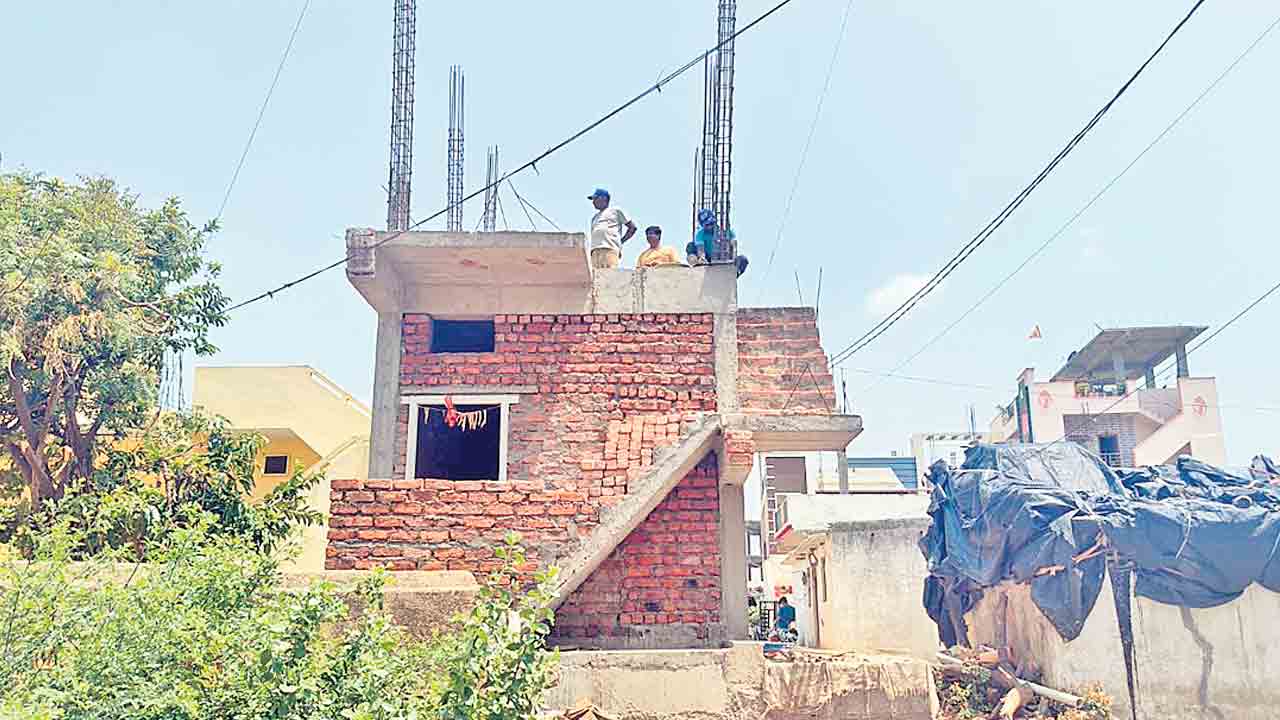 ఇందిరమ్మ ఇండ్ల నిర్మాణం.. లక్ష్యానికి దూరం