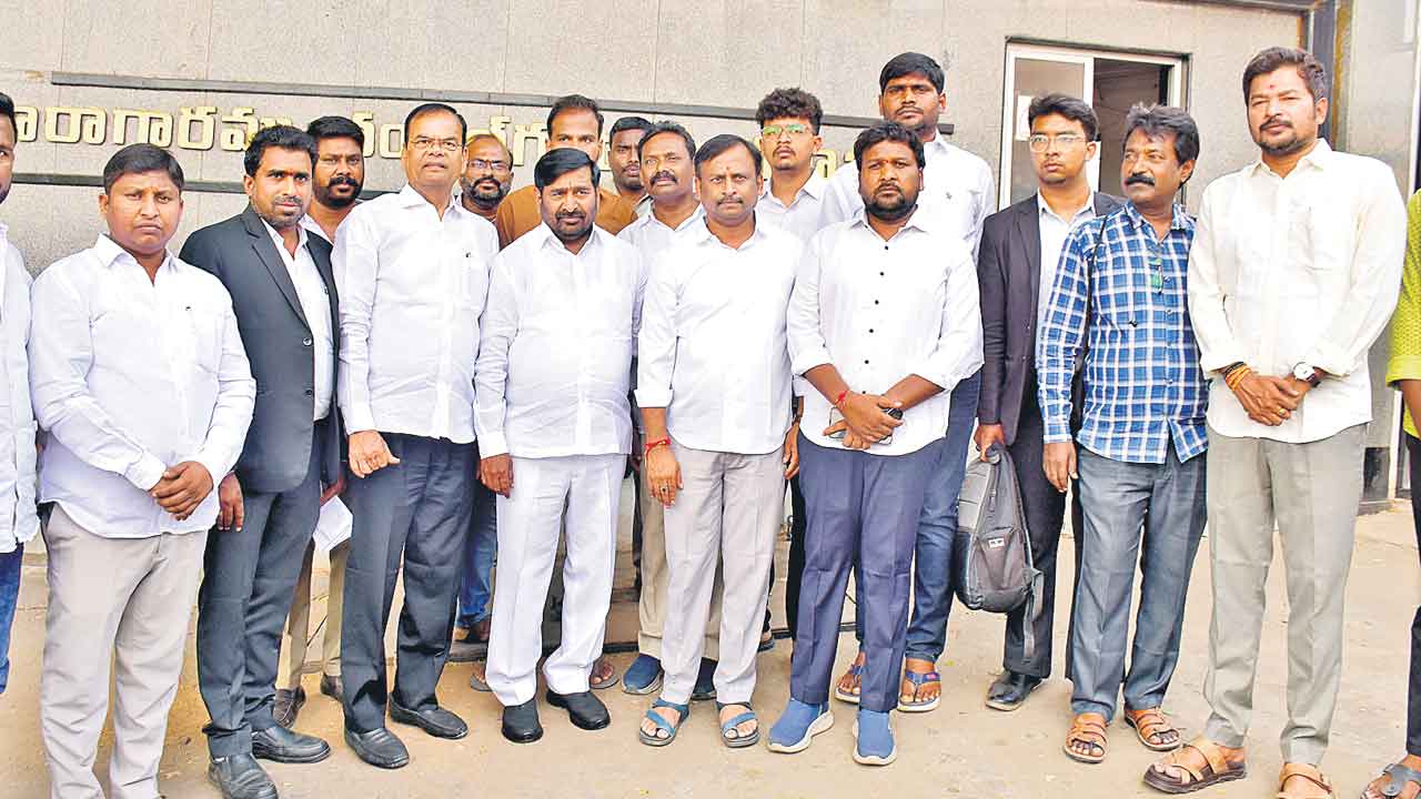 వైఫల్యాలను ప్రశ్నిస్తే అక్రమ కేసులా?