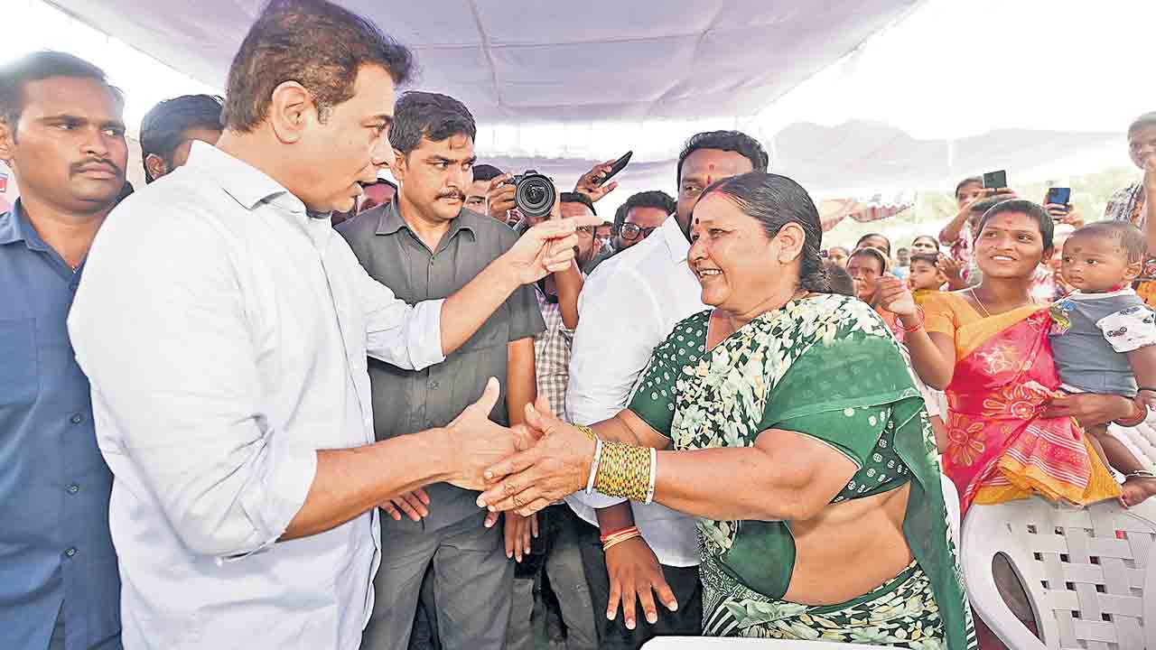 బస్తీలకు అండగా బీఆర్‌ఎస్‌.. ఎవరూ అధైర్యపడొద్దు.. కేటీఆర్‌ భరోసా