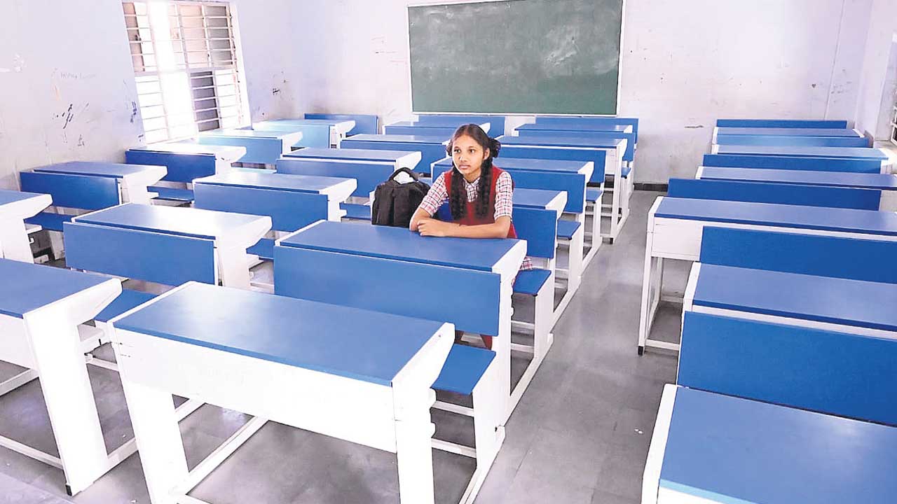స్కూల్స్‌ స్టార్ట్‌.. అమావాస్య ఎఫెక్ట్‌