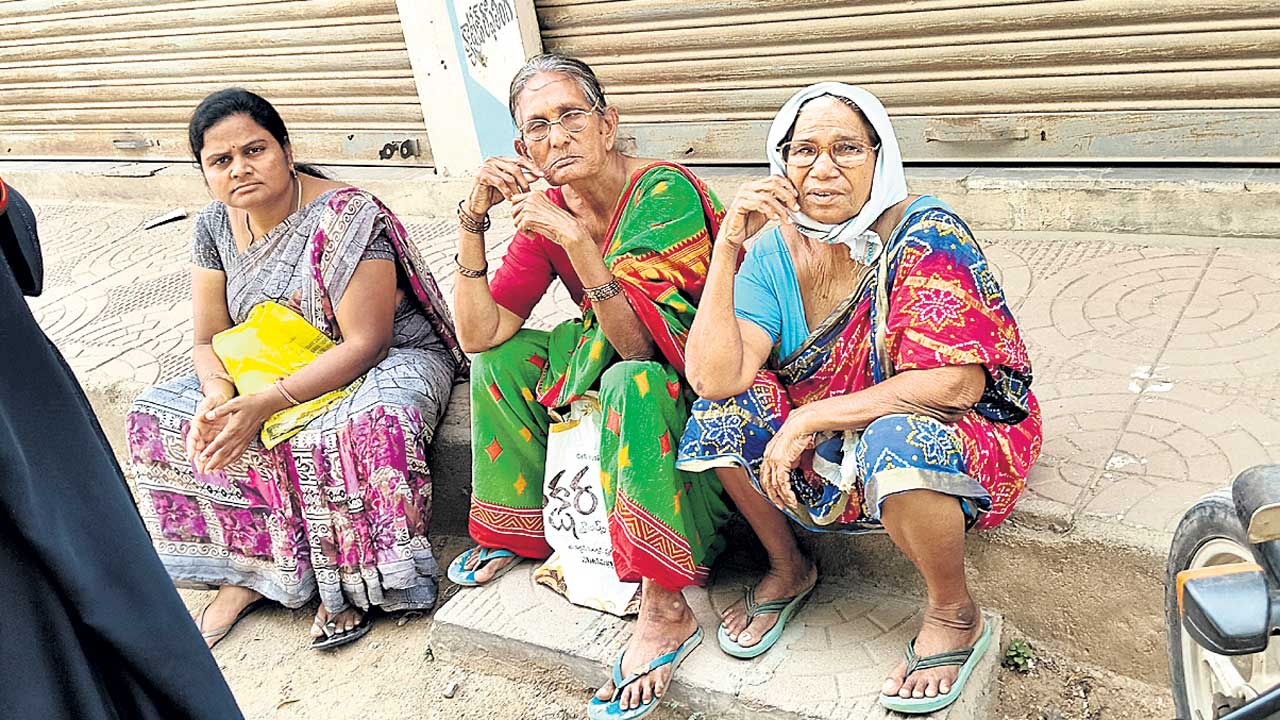 పింఛన్ల కోసం పడిగాపులు