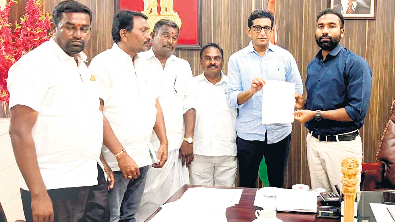 యూరియా అందుబాటులో ఉంచాలి