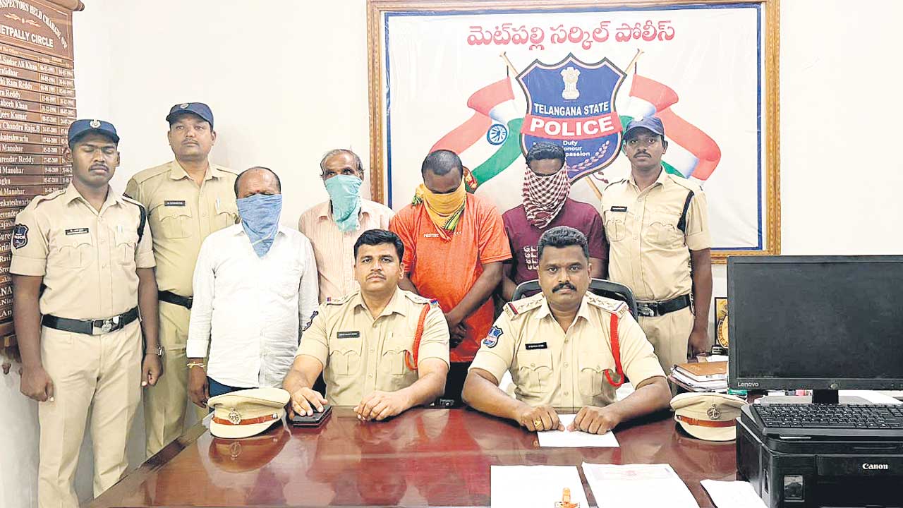 ఫోర్జరీ కేసులో నలుగురు అరెస్ట్‌