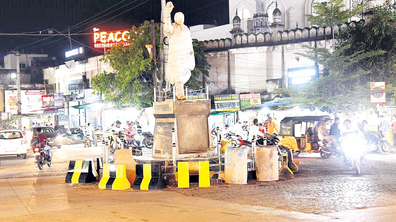 సర్కారు నిధులతో రాజీవ్‌గాంధీ విగ్రహం