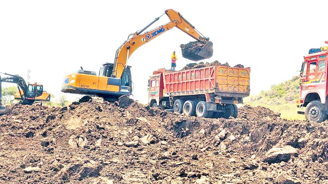 మట్టి తోడేళ్లు