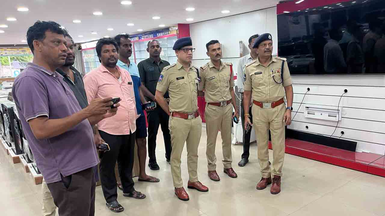 సినీ ఫక్కీలో భారీ చోరీ