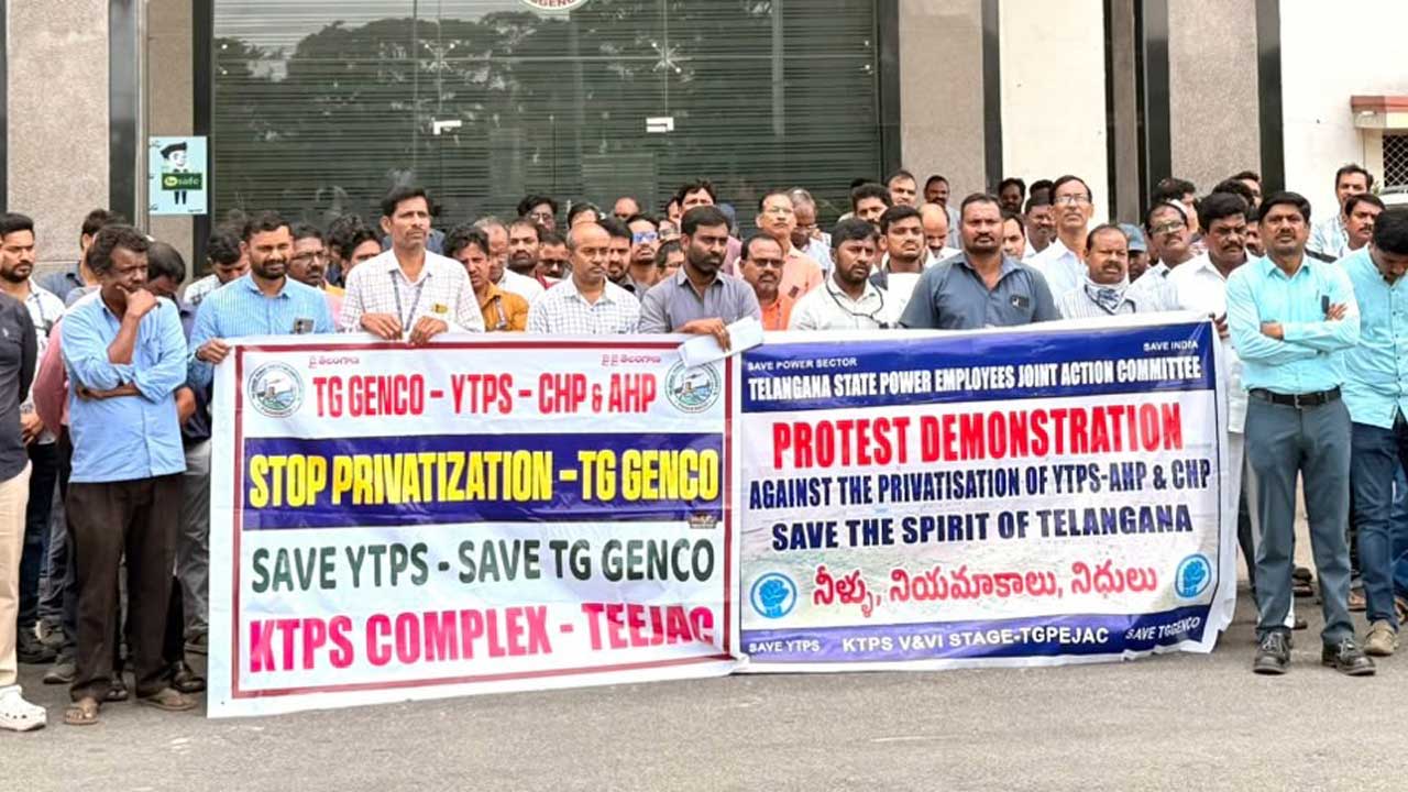 కొనసాగిన విద్యుత్‌ ఉద్యోగుల నిరసనలు