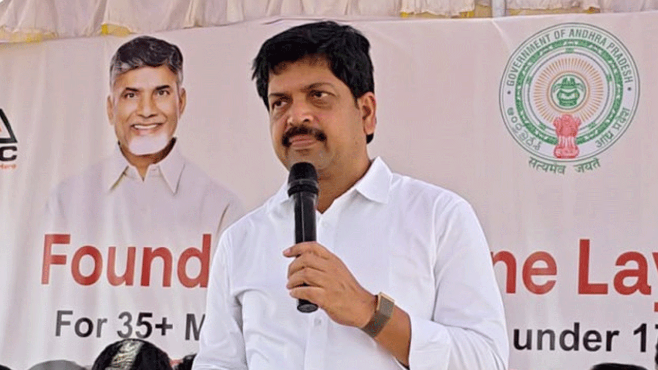 AP News | జగన్‌ను మించిన వెన్నుపోటుదారు మరొకరు లేరు : మంత్రి కొల్లు రవీంద్ర