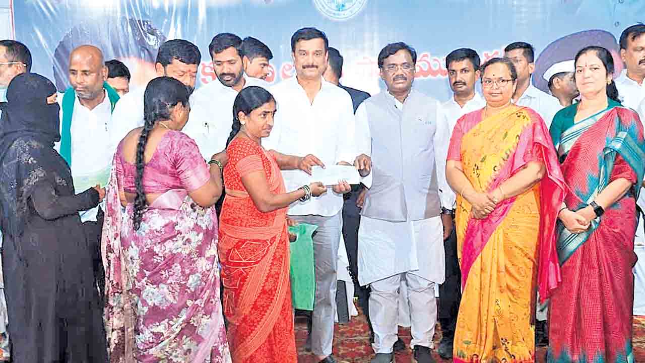 కాంగ్రెస్‌ వైఫల్యంతోనే ప్రజలకు కష్టాలు