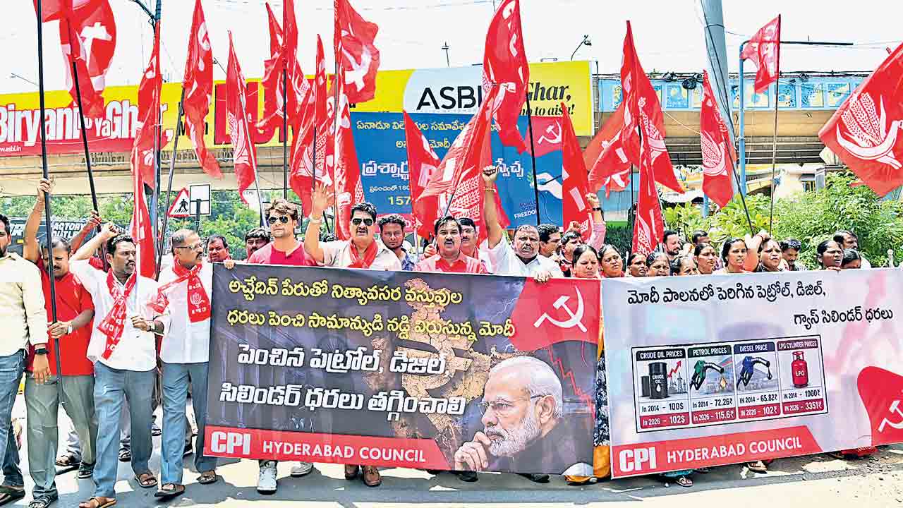 ఉద్యమాలతో మోదీ కండ్లు తెరిపిస్తాం