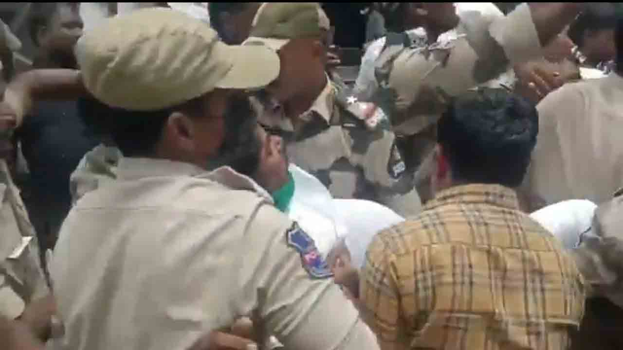 Lambadi Leaders | గాంధీ భవన్‌ను ముట్టడించిన లంబాడీ నేతలు.. వీడియో
