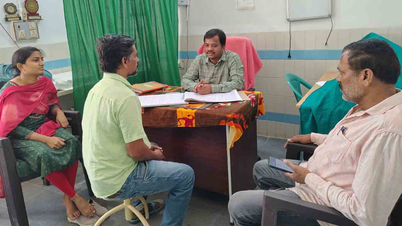 Lingala Ganapuram | చేతి వేళ్ల‌తో గాలిలో గీతలు గీసి ఆపరేషన్ అయిందంటూ.. వేల రూపాయ‌లు వసూలు