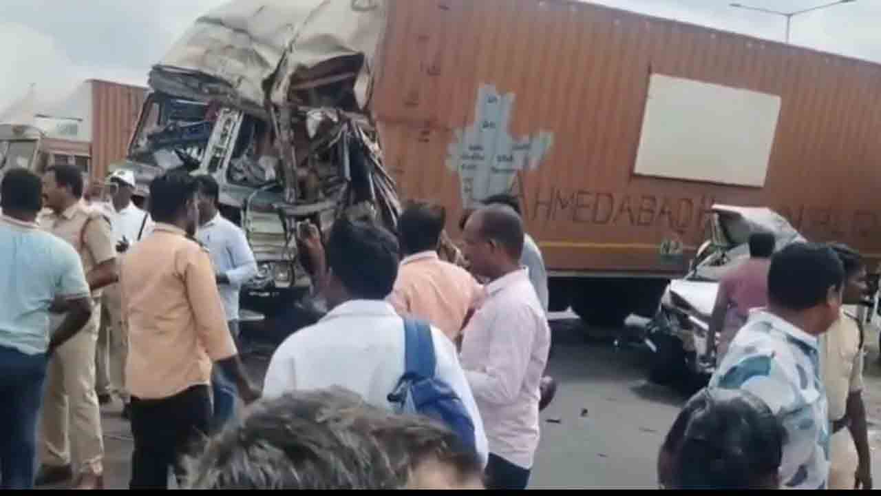 Lorry Accident | రెండు లారీల మధ్య నలిగిపోయిన కారు, స్కూటీ.. ముగ్గురు మృతి.. వీడియో