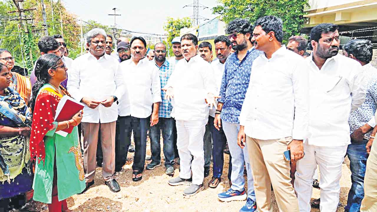 బల్దియా పార్కును కాపాడండి