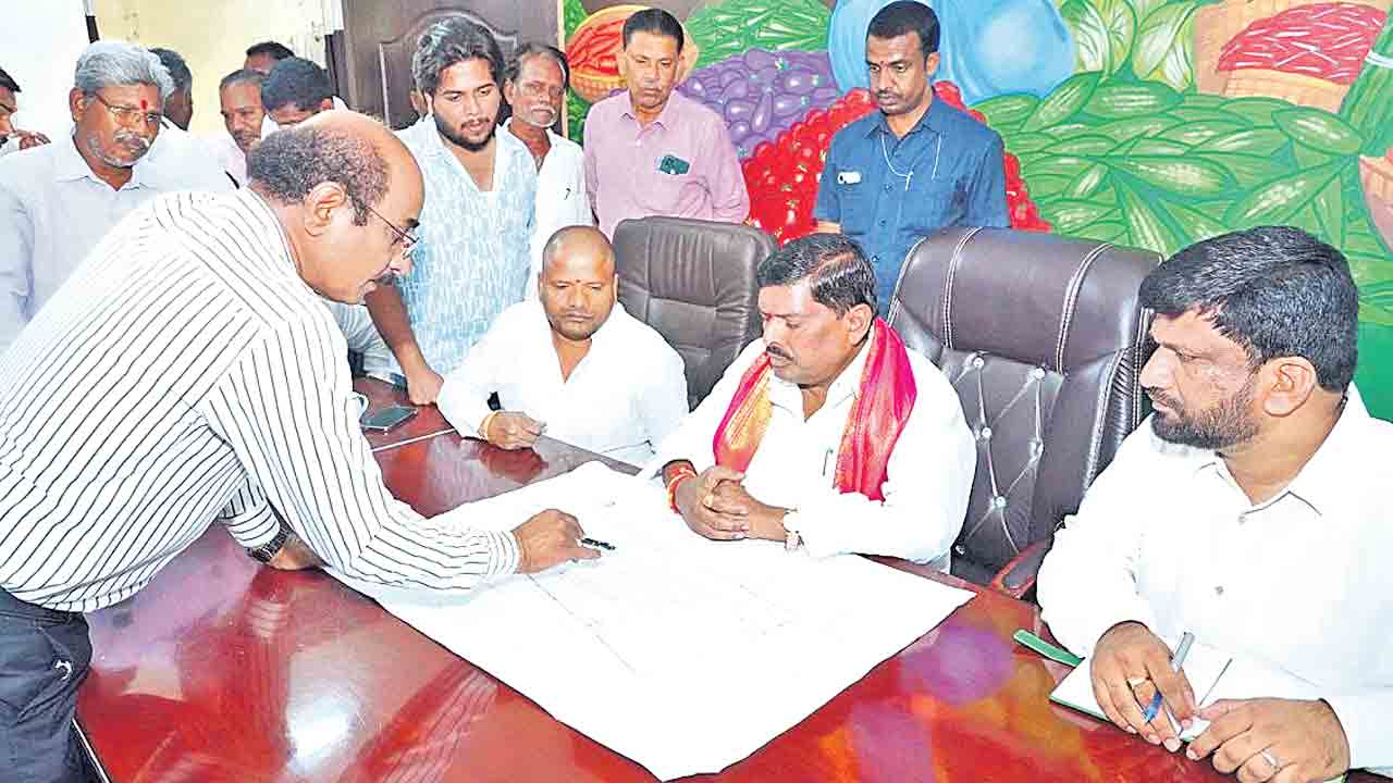 త్వరలో మేకల మండి, చేపల మార్కెట్‌