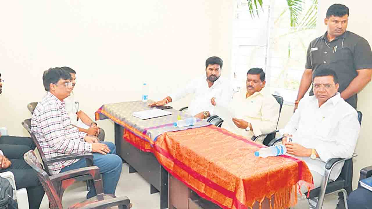 పరిశ్రమల్లో స్థ్థానికులకు ఉద్యోగాలివ్వాలి
