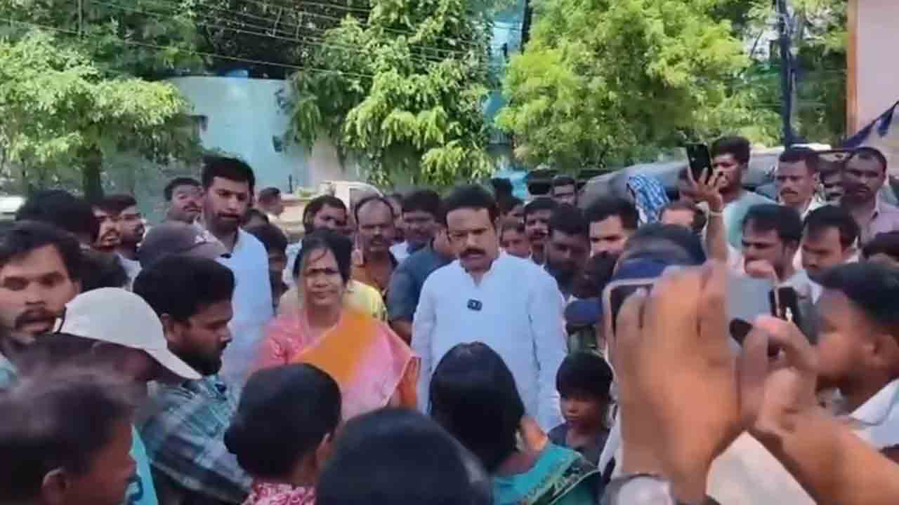 MLA Sri Ganesh | కాంగ్రెస్‌ ఎమ్మెల్యే శ్రీ గణేశ్‌కు బస్తీ వాసుల నిరసన సెగ.. వీడియో
