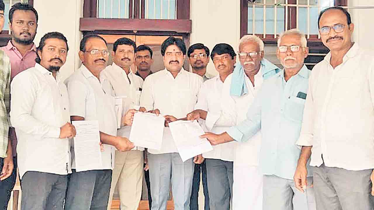పెండింగ్‌ ప్రాజెక్టులు పూర్తయ్యేలా చూడండి
