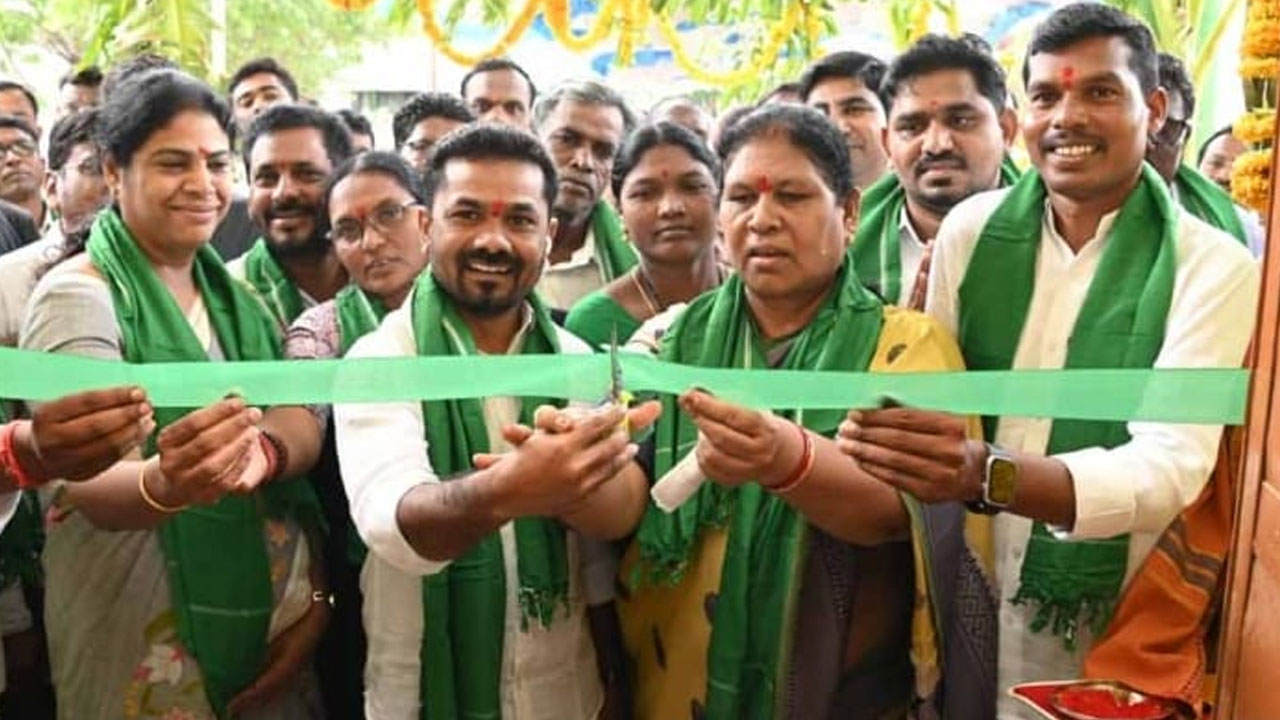 మార్కెట్ కమిటీ నూతన భవనాలను ప్రారంభించిన ఎమ్మెల్యేలు