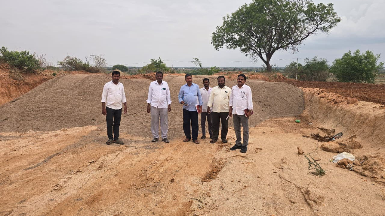 Illegal sand | పగలు అక్రమ ఇసుక డంపులు సీజ్..రాత్రికి మాయం
