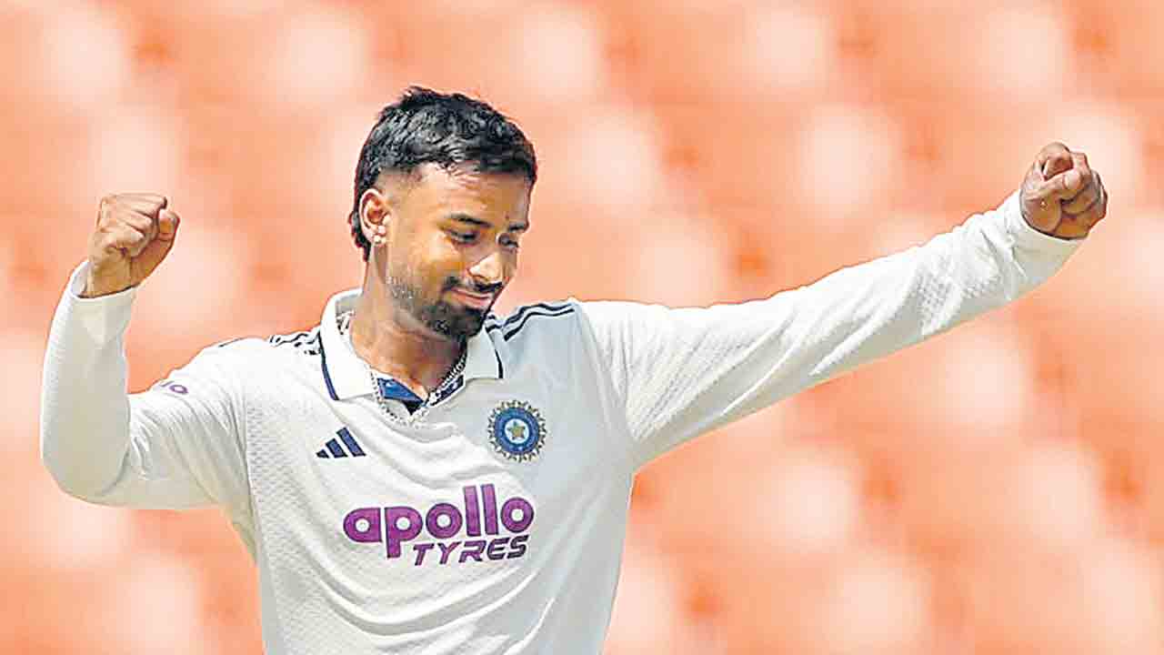 మానవ్‌ మ్యాజిక్‌.. తొలి టెస్టులో పట్టు బిగించిన భారత్‌