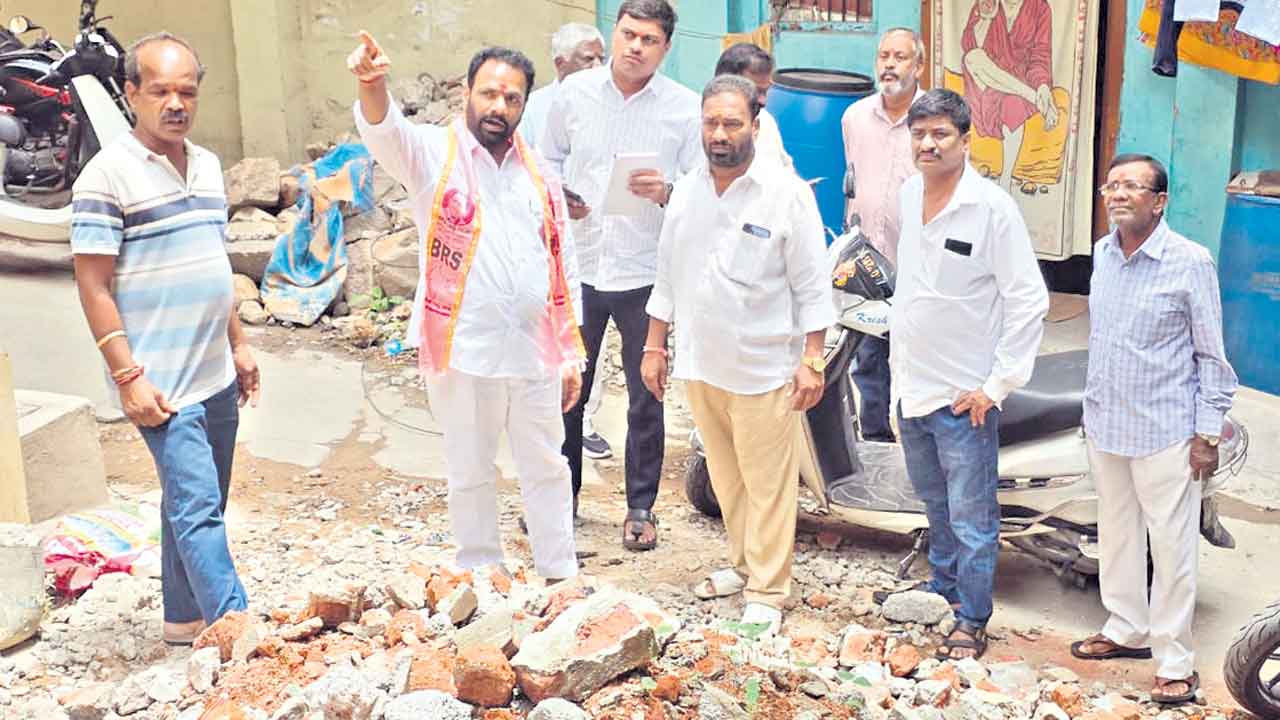 రోడ్డు పనులు పూర్తిచేయండి