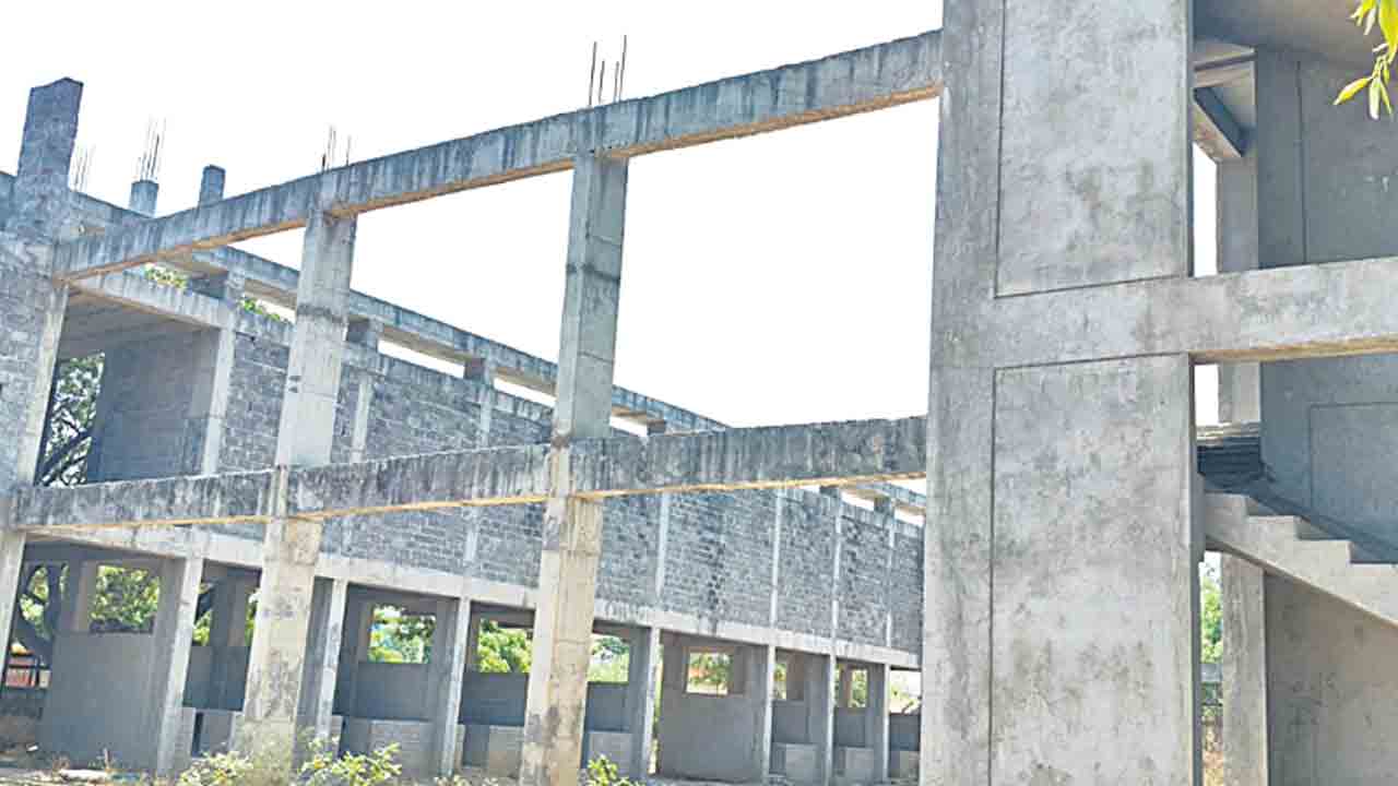 మార్కెట్‌ నిర్మాణ పనులు పట్టించుకోని ప్రభుత్వ అధికారులు