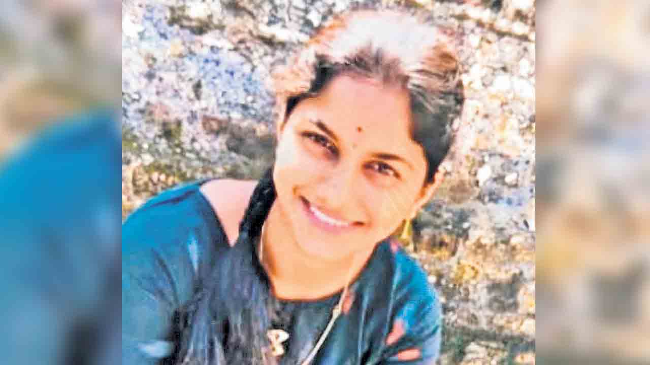 లోన్‌ యాప్‌ వేధింపులు.. యువతి ఆత్మహత్య
