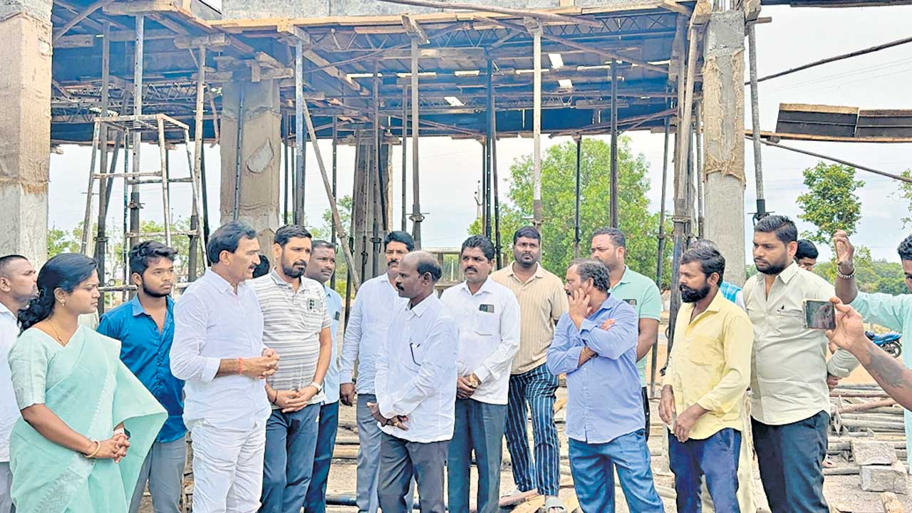 నిర్వాసితులను వేధిస్తే సహించం
