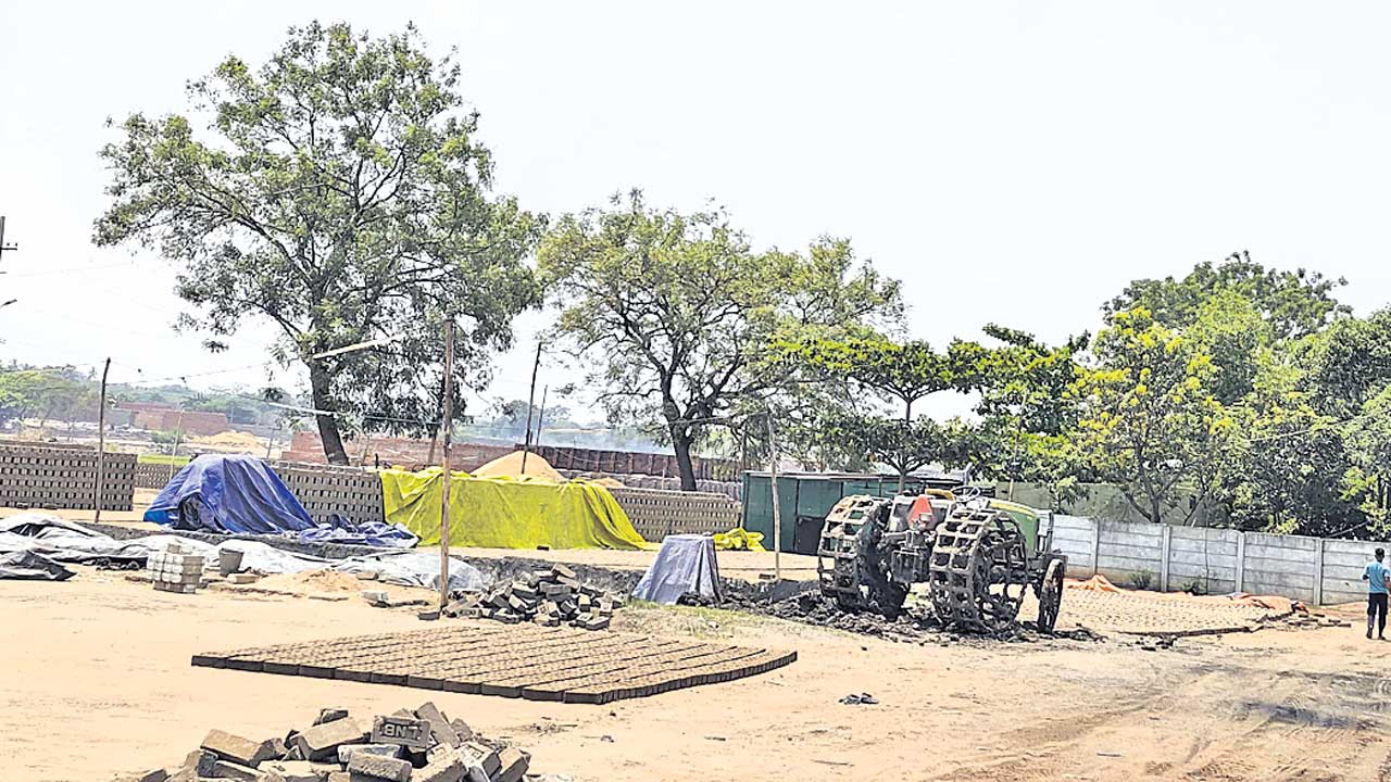 అసైన్డ్‌ భూముల్లో ఇటుక బట్టీలు